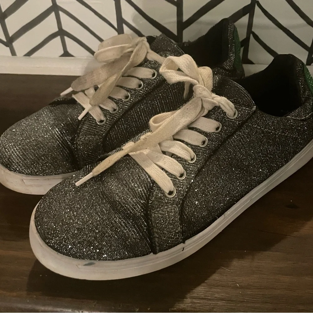 Bamboo‎ metallic silver shoes with green lips shoes